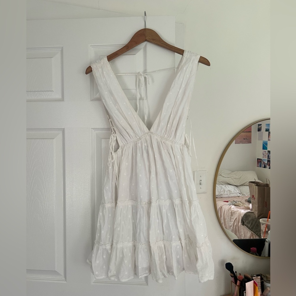 Elegant White Sleeveless Dress